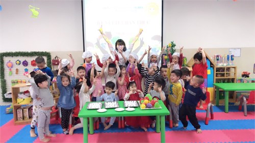 Trường mầm non Bồ Đề tổ chức cho trẻ thực hành, trải nghiệm “Bé tập làm nội trợ” nặn bánh trôi, bánh chay trong ngày Tết Hàn Thực
